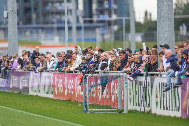 03.10.2023, Fussball, Saison 2022/2023, 2. Bundesliga, Training FC Schalke 04, Fans schauen beim Training zu.



Foto: Tim Rehbein/RHR-FOTO