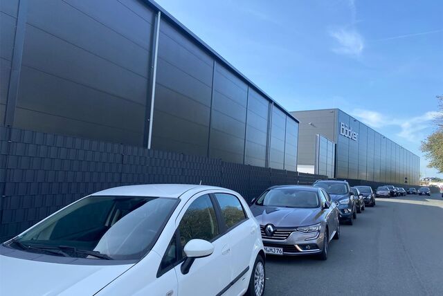 Viele Autos parken vor Böcker an der Klöcknerstraße.