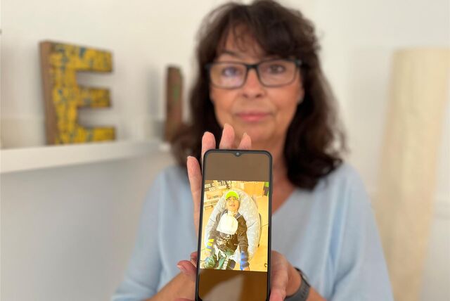 Karin Mitzkus mit einem HandyFoto von Mika,