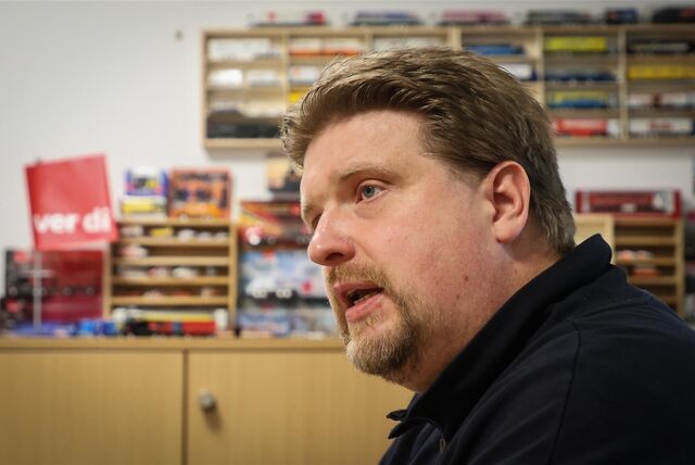 Marvin Schlüter (r.), Betriebsratsvorsitzender im Klinikum, erklärt, warum die Wahl auf Verdi-Chef Michael Kötzing (l.) gefallen ist.