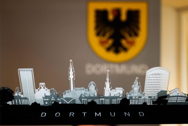 Dortmunder Skyline vor dem Stadtwappen