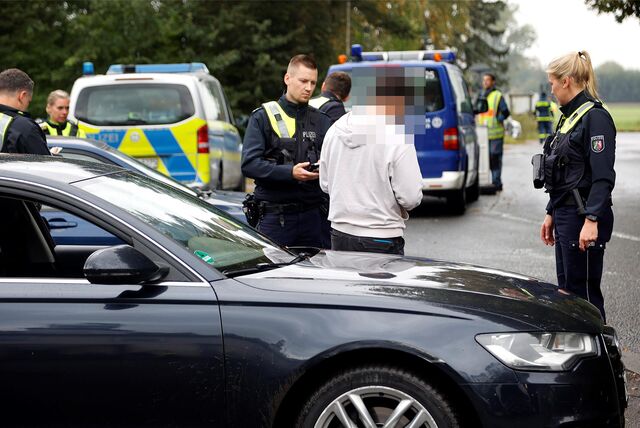 Polizisten und Autofahrer bei Kontrolle: Die Polizei hat sich auf der Werner Straße und am THW-Heim an der Stadtgrenze postiert.
