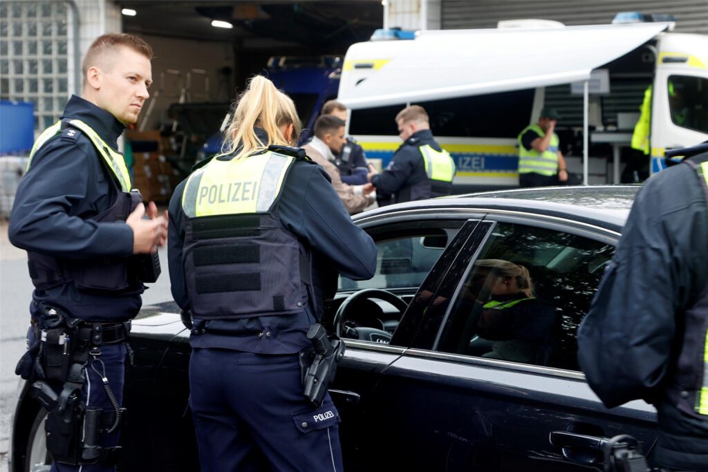 Polizisten an der Kontrollstelle: Mindestens vier Fälle von Alkohol- oder Drogenverstößen wurden festgestellt. Polizisten an der Kontrollstelle: Mindestens vier Fälle von Alkohol- oder Drogenverstößen wurden festgestellt.
