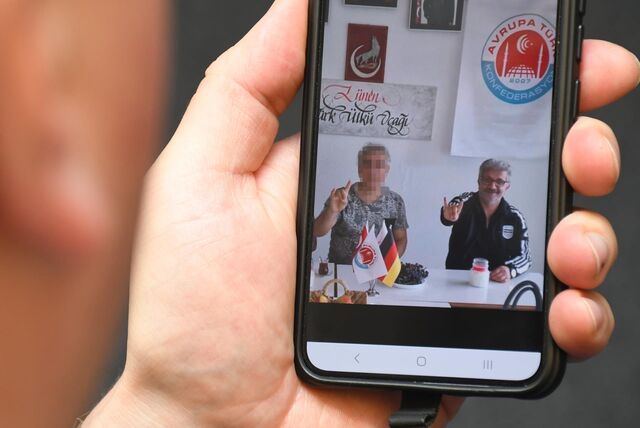 Mitglieder des Türkischen Idealistenvereins zeigen auf einem bei Facebook geteilten Foto den Wolfsgruß.