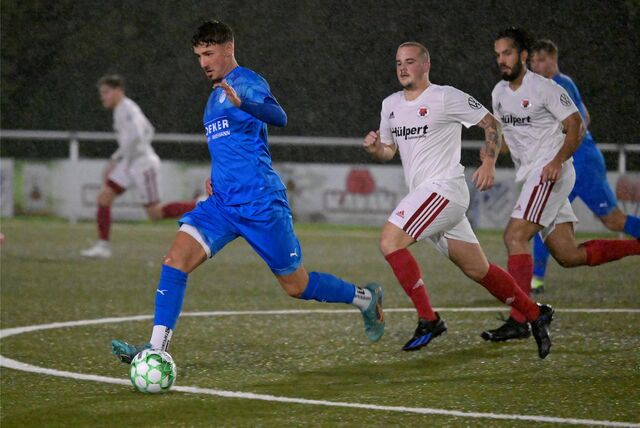 Tolga Ölgün marschiert mit dem Ball.