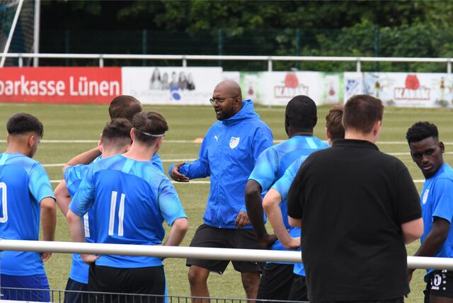 Athavan Varathan hält eine Ansprache im Training.