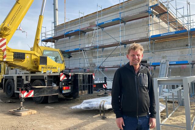 Der Bestatter Sascha Müller aus Waltrop steht vor der Baustelle seines Tierkrematoriums.