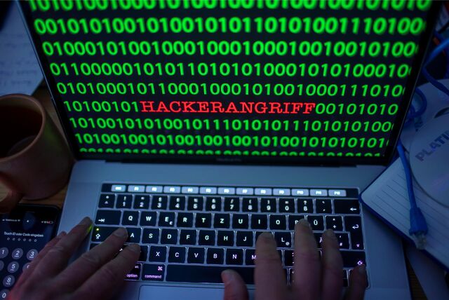 Zwischen dem Binärcode auf einem Laptopmonitor ist das Wort «Hackerangriff» zu sehen. (gestelltes Foto).