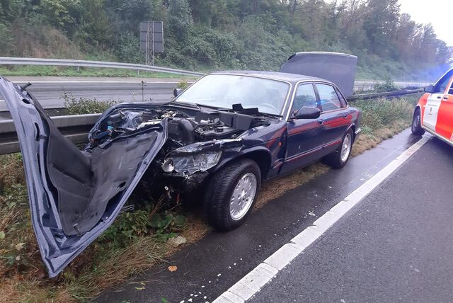 Der Jaguar ist nach dem Crash im Frontbereich zerstört.