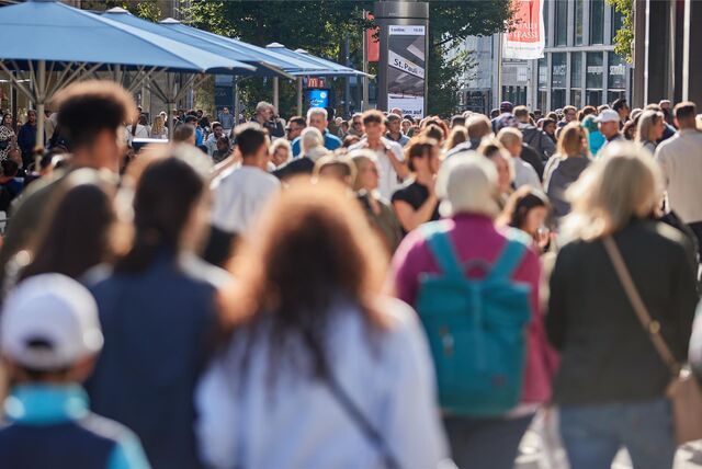Viele Menschen sind wegen dem verkaufsoffenen Sonntag am 15. Oktober 2023 in der Innenstadt.