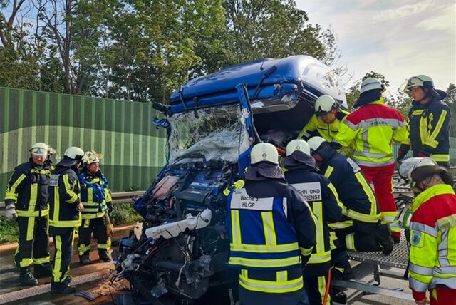 Feuerwehrleute stehen um einen schwer beschädigten Lkw. Auf  A 43 bei Bochum kam es zu einem Verkehrsunfall. Die Feuerwehr befreite den Fahrer aus seinem zerstörtem Führerhaus.