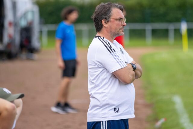 Benjamin Hartlieb, Trainer des Holzwickeder SC, beobachtet das Spielgeschehen.