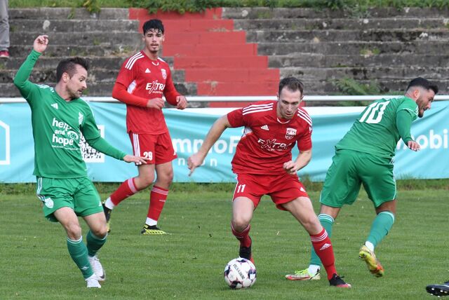 Sebastian Hahne dribbelt mit dem Ball.