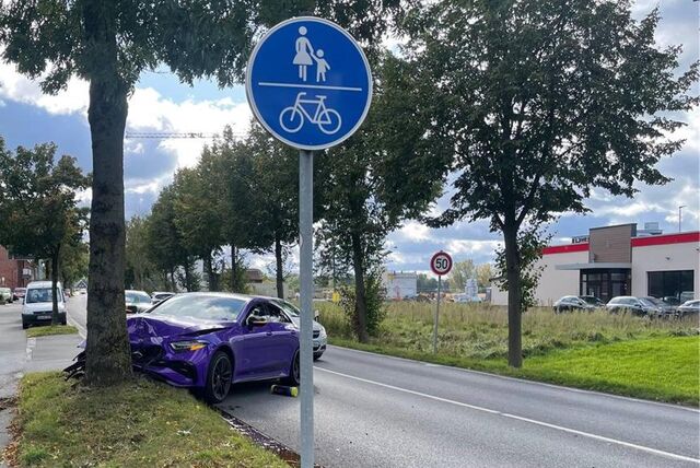 Ein besonders auffälliger Wagen hatte am Sonntag (15. Oktober) einen Unfall an der Kreisstraße in Selm. Doch vom Fahrer fehlt weiter jede Spur.