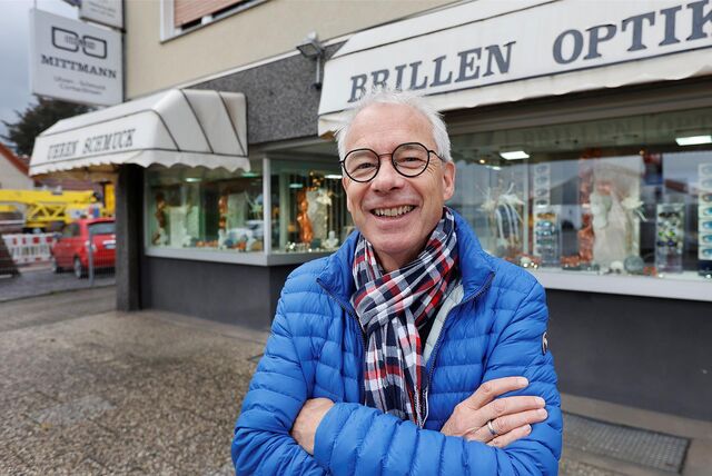 Dieter Mittmann vor seinem Optiker-Geschäft, das mittlerweile geschlossen ist.