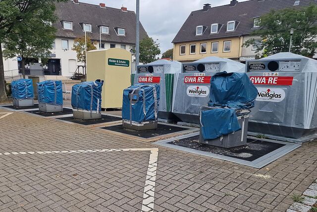 Ein auffallendes Provisorium mitten in Königsborn: Alle Unterflurcontainer sind abgesperrt. Daneben stehen normale Altglasbehälter.
