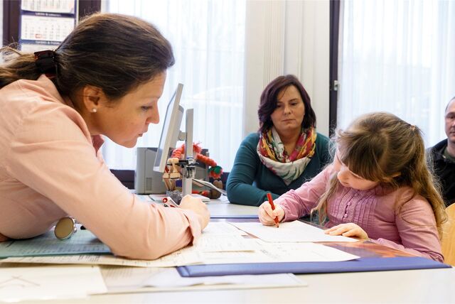 Vor der Einschulung sind Schuleingangsuntersuchungen vorgeschrieben. Dort werden Kinder auf ihre Schulfähigkeit untersucht.