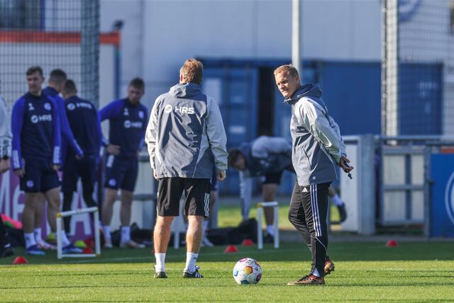 17.10.2023, Fussball, Saison 2022/2023, 2. Bundesliga, Training FC Schalke 04, Cheftrainer Karel Geraerts (FC Schalke 04)



Foto: Tim Rehbein/RHR-FOTO