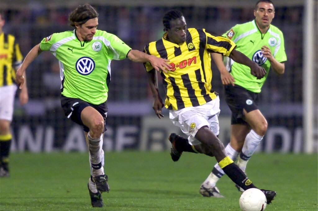 Für manchen Gegner schwer zu halten: Otto Addo sprintet dem Wolfsburger Patrick Weiser davon. Für manchen Gegner schwer zu halten: Otto Addo sprintet dem Wolfsburger Patrick Weiser davon.