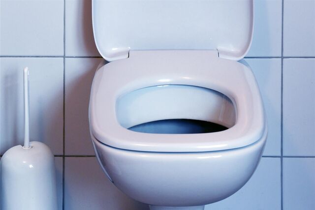 Eine weiße Toilette.