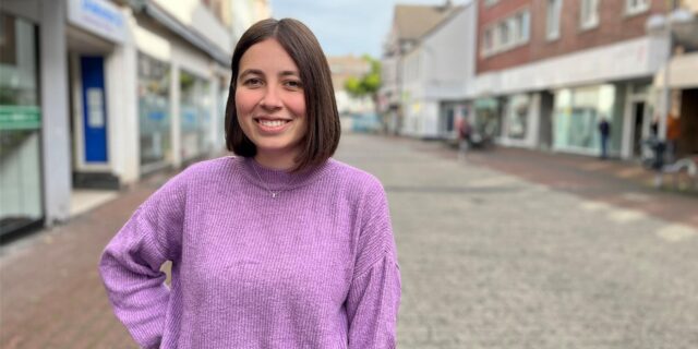 Julia Müller in der Dattelner Innenstadt.