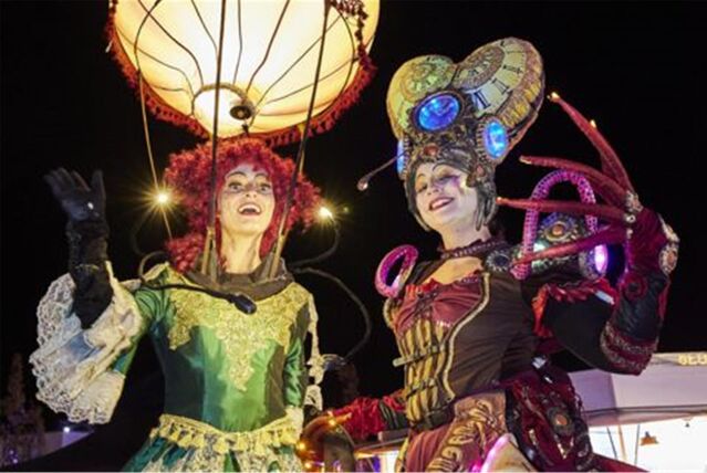 Fantasiewesen unterwegs in Bergkamen beim GSW-Lichtermarkt