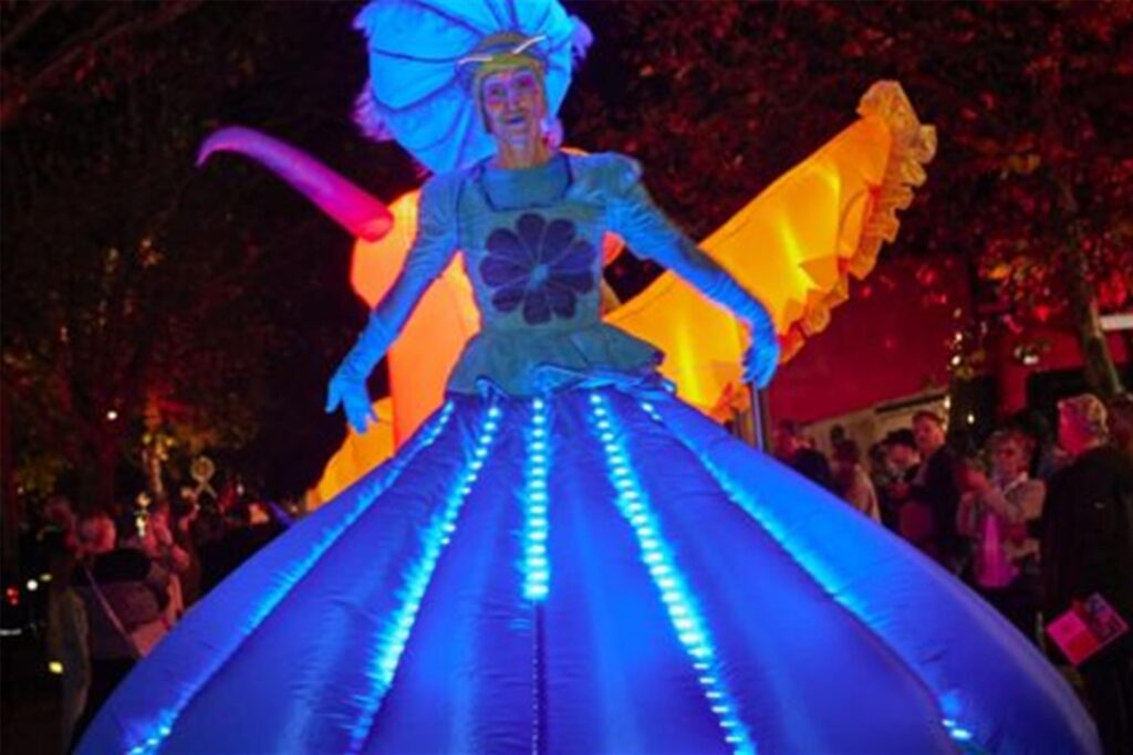 Walking Act mit fantastischem Kostüm auf dem GSW Lichtermarkt in Bergkamen. Walking Act mit fantastischem Kostüm auf dem GSW Lichtermarkt in Bergkamen.