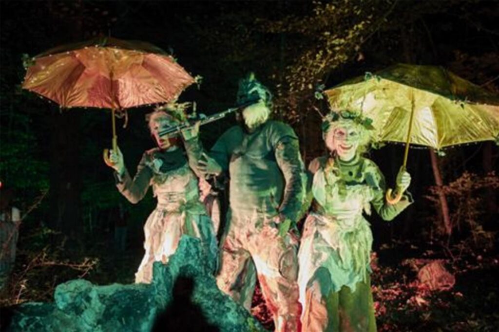 Fantasievoll kostümiertes Trio beim Lichtermarkt in Bergkamen. Fantasievoll kostümiertes Trio beim Lichtermarkt in Bergkamen.