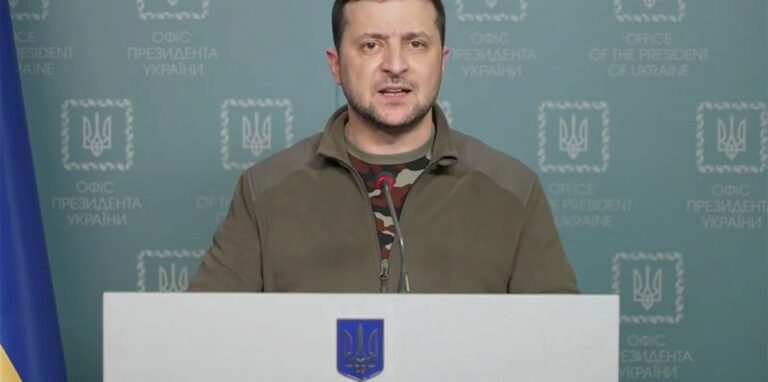 Der ukrainische Präsident Wolodymyr Selenskyj befindet sich weiterhin in der ukrainischen Hauptstadt Kiew.