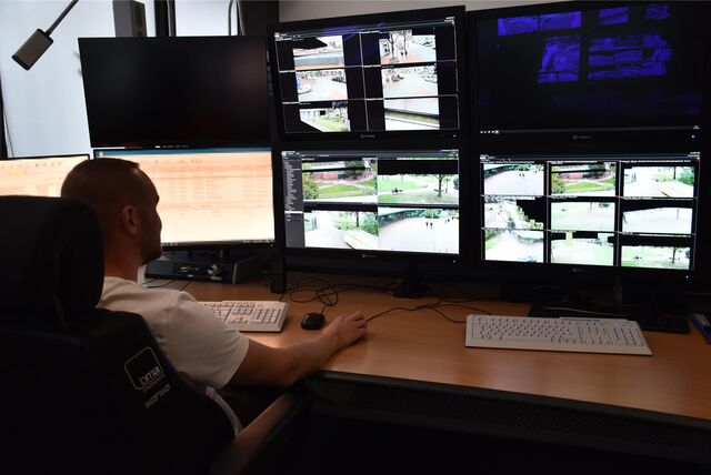 An mehreren Arbeitsplätzen beobachtet die Polizei dauerhaft die Bilder der Videoüberwachung.