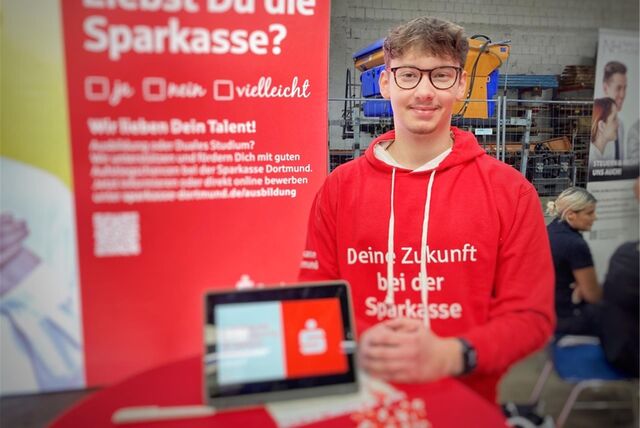 David (22) aus Dortmund ist Auszubildender bei der Sparkasse. Er steht im Baubetriebshof an dem Stand, an dem er am Donnerstag über seine Arbeit informiert hat.