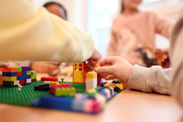 Kinder spielen mit Lego.