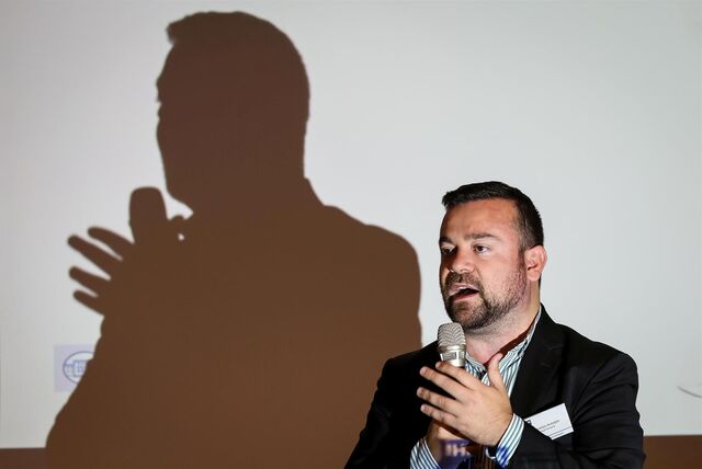 Schwertes Bürgermeister Dimitrios Axourgos steht vor einem Beamer beim Wirtschaftsgespräch 2023 im Freischütz.