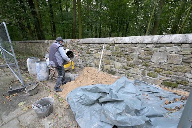 Es sind nicht mehr viele Arbeiten nötig, um die eingestürzte Mauer am unteren Parkplatz des Schlosses Cappenberg wieder fertig zu stellen.
