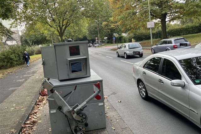 Ein Auto fährt an einem Blitzer in Lünen vorbei.