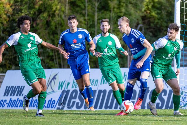Damjan Ilic (2.v.l.) und  Philipp Gödde empfangen am Sonntag mit dem Holzwickeder SC den Aufsteiger SV Westfalia Soest.