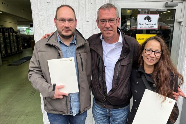 Oliver Steinke (Mitte) mit seinen Lebensrettern Markus Wichert und Ildiko Ujvari genau an der Stelle, wo er einen Herzinfarkt erlitten hat.