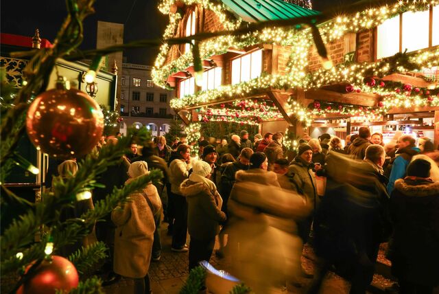 Besucher genießen die Zeit auf einem der Weihnachtsmärkte in NRW 2023.