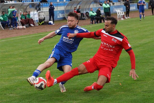 Am Ball Eduardo Hiller (HSC in Blau);