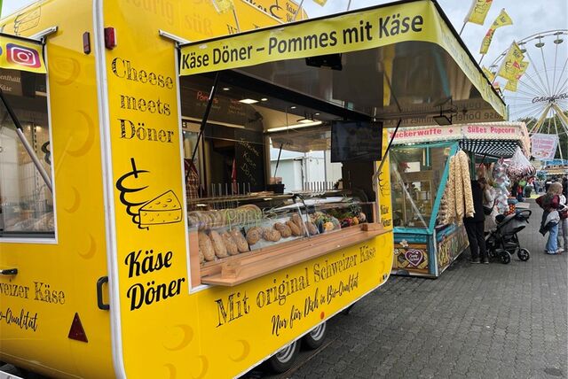 Während die Sim-Jü-Kirmes am Wochenende prall gefüllt war, wurde ein Schausteller beklaut.