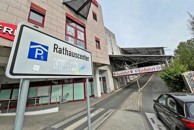 Direkt am Rathauscenter neben dem Bergkamener Ratssaal und Rathaus ist ein Parkhaus. Das wird jedoch seit Monaten bewirtschaftet.