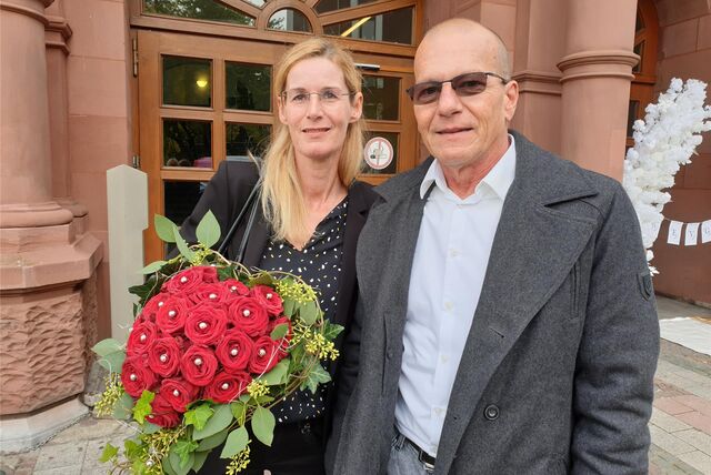 Sandra und Martin Behrend vor dem Standesamt in Dortmund