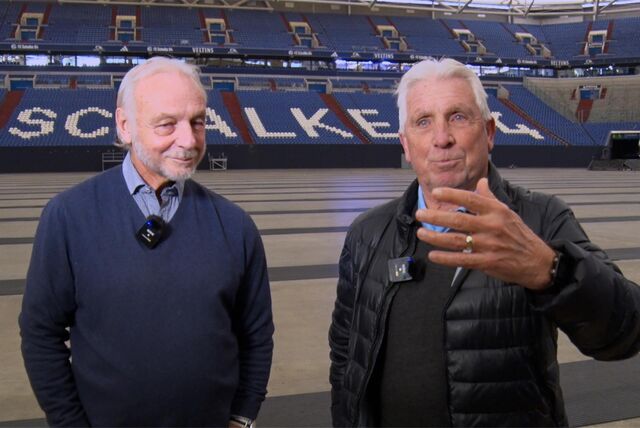 Die Fußball-Legenden Rüdiger Abramczik und Klaus Fischer im Legenden-Talk nach dem Spiel gegen den KSC.