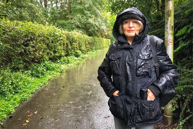 Ursula Behrenberg steht auf dem Teilstück des Ruhrtalradweges unweit der Rohrmeisterei.