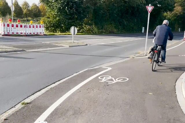 Ein Radfahrer auf der neue angelegten Radspur neben der Westicker Straße in Kamen.