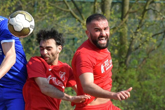 Burak Tikici (r.) von der SG Gahmen geht zum Kopfball.