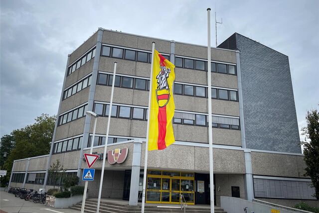 Nur noch eine Flagge mit dem Stadtwappen hängt derzeit vor dem Stadthaus.