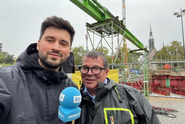 Reporter Lukas Wittland (l.) und Weihnachtsmarkt-Sprecher Patrick Arens bei der Grundsteinlegung des großen Baums im Herbst 2023.