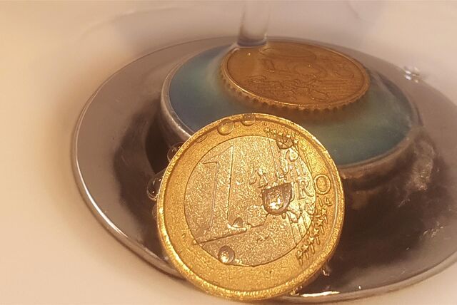 Euromünzen liegen an einem Abfluss (Symbolbild)