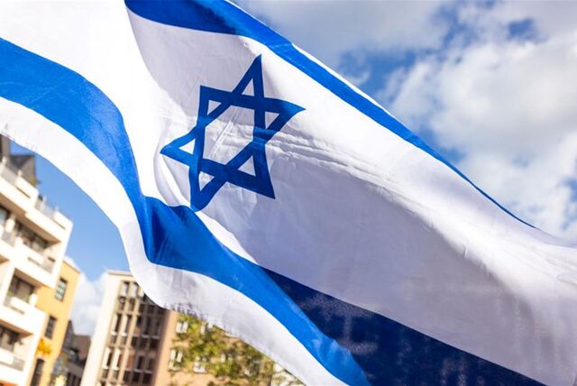 Eine israelische Flagge weht während einer Kundgebung in Köln.